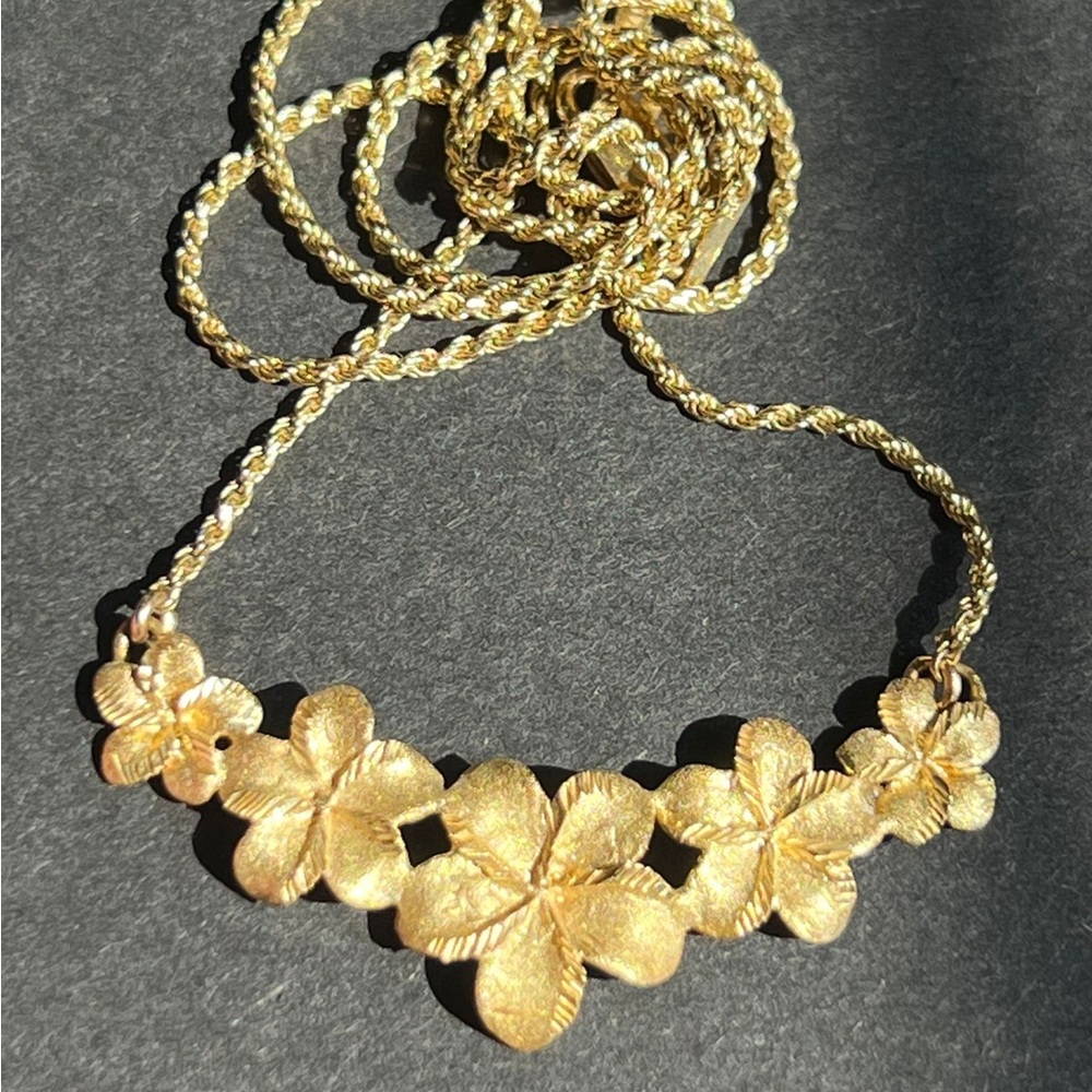 14k Gold Floral Cluster Necklace with Intricate Design
